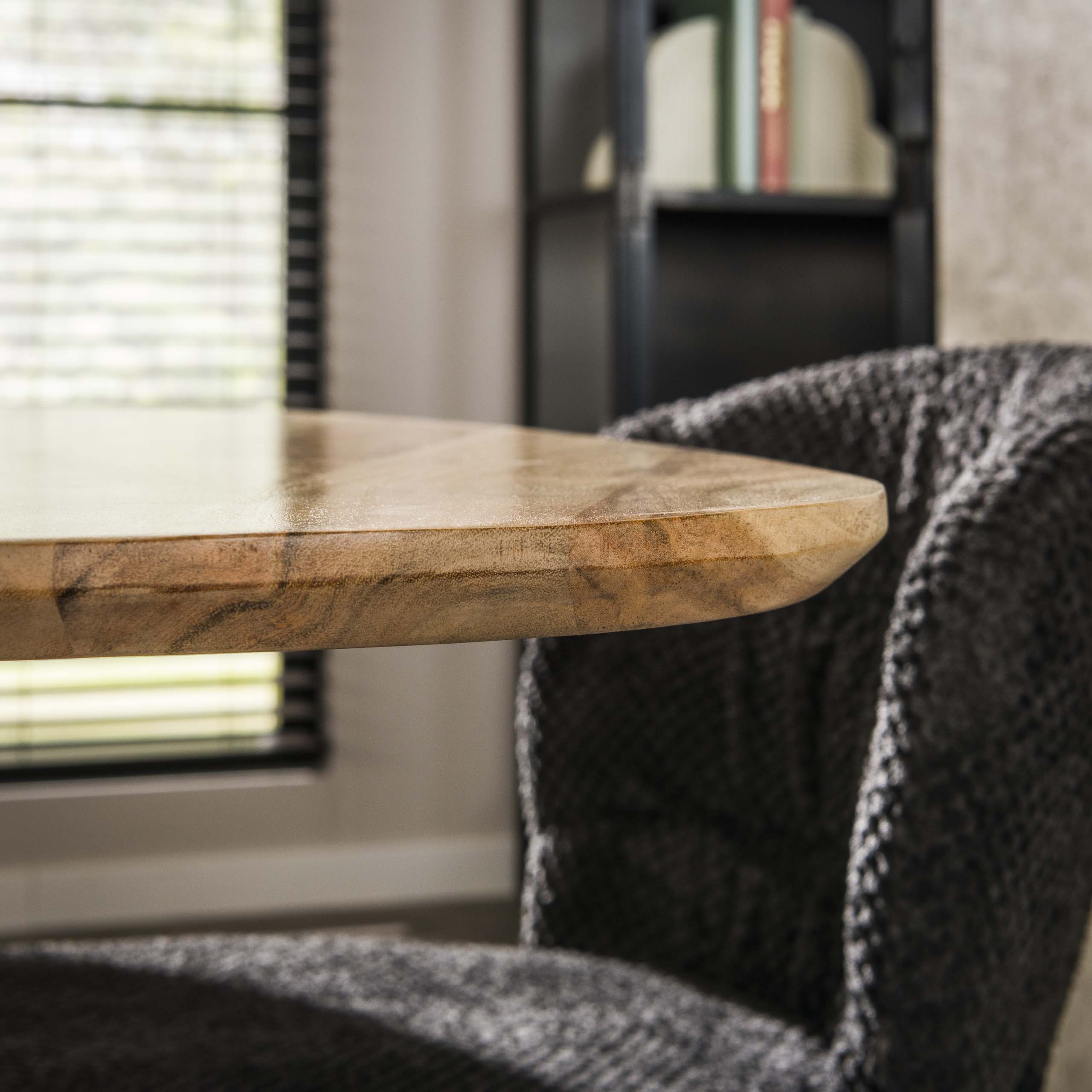 Eettafel Sore - Driehoekig - Acaciahout - 135 cm