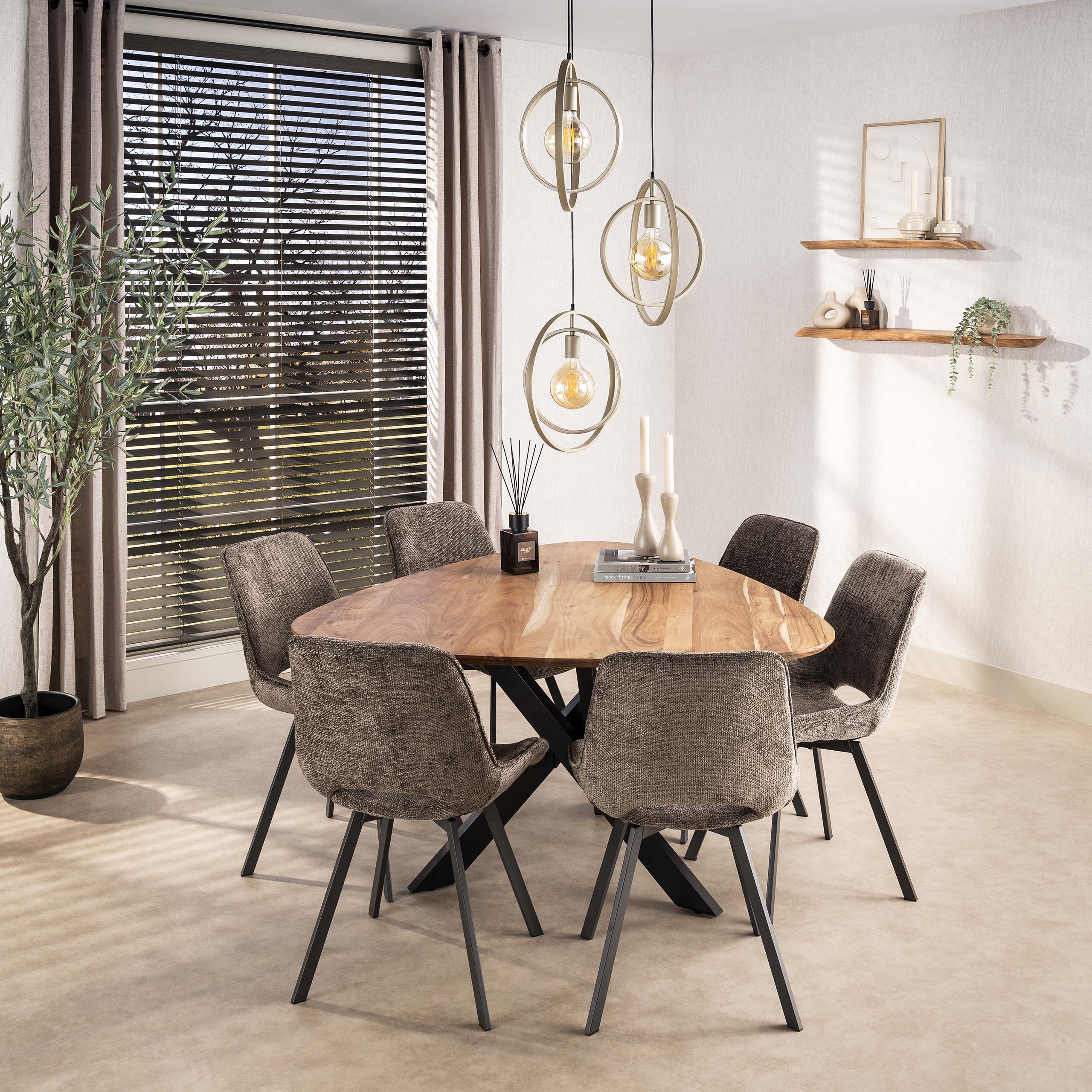 Eettafel Sore - Driehoekig - Acaciahout - 135 cm